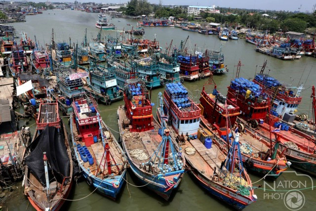 ภาพชุด เรือประมงทยอยเทียบท่าริมแม่น้ำปัตตานี