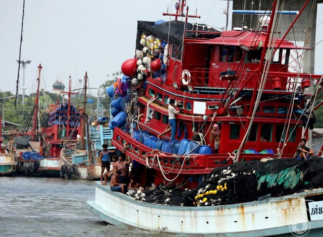 ภาพชุด เรือประมงทยอยเทียบท่าริมแม่น้ำปัตตานี