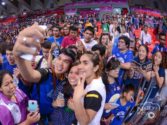 ภาพหลากสีสันแฟนวอลเลย์บอลสาวไทย วันพ่ายญี่ปุ่น