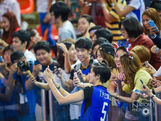 ภาพหลากสีสันแฟนวอลเลย์บอลสาวไทย วันพ่ายญี่ปุ่น