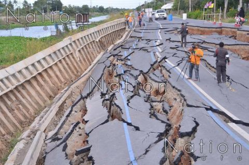 ถนนทรุดตัวอีก สายลาดบัวหลวง-ไม้ตรา "ลึกกว่า 2 เมตร" ถนนทรุดตัวอีก สายลาดบัวหลวง-ไม้ตรา "ลึกกว่า 2 เมตร"