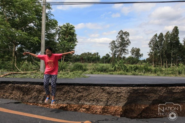 ภาพชุดถนนเลียบคลองระพีพัฒน์ "ทรุดตัว"