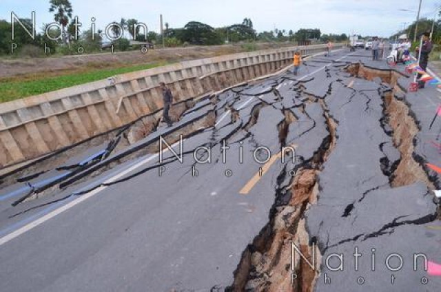 ถนนทรุดตัวอีก สายลาดบัวหลวง-ไม้ตรา "ลึกกว่า 2 เมตร"