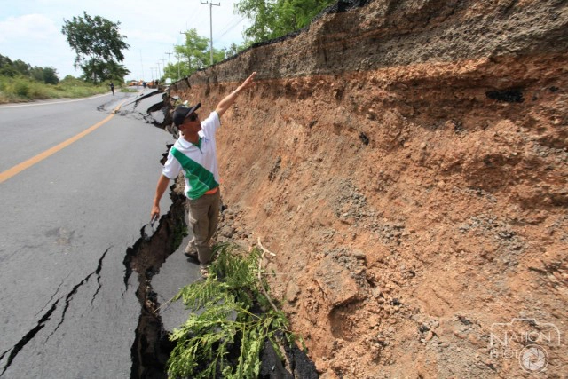 ภาพชุดถนนเลียบคลองระพีพัฒน์ "ทรุดตัว"