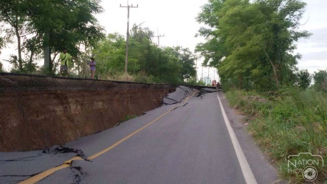 น้ำแห้งคลอง ทำให้ถนนหนองแค-หนองเสือ ทรุดลึก 3 เมตร