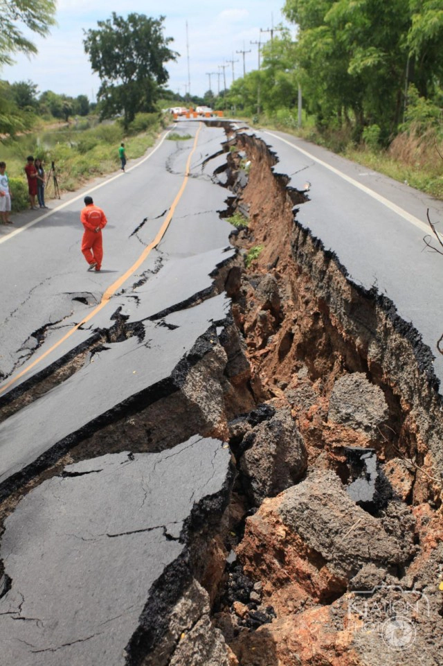 ภาพชุดถนนเลียบคลองระพีพัฒน์ "ทรุดตัว"