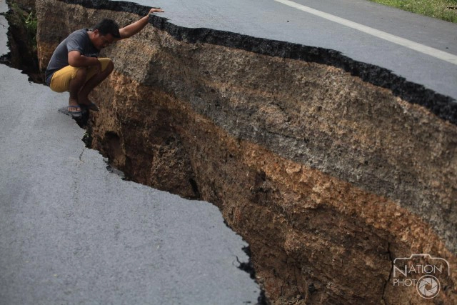 ภาพชุดถนนเลียบคลองระพีพัฒน์ "ทรุดตัว"