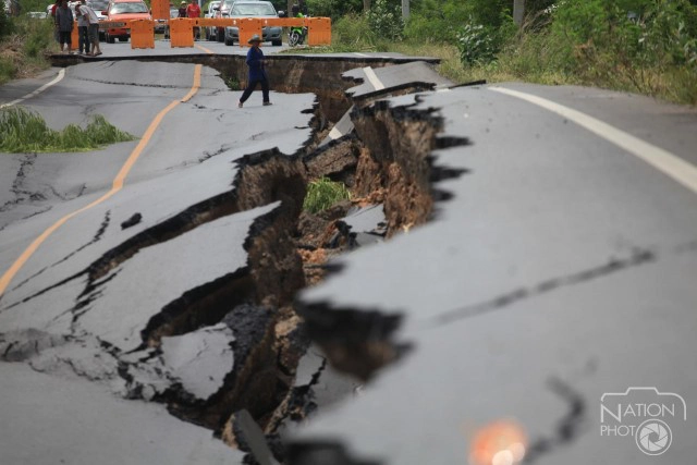 ภาพชุดถนนเลียบคลองระพีพัฒน์ "ทรุดตัว"