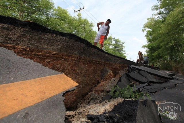 ภาพชุดถนนเลียบคลองระพีพัฒน์ "ทรุดตัว"