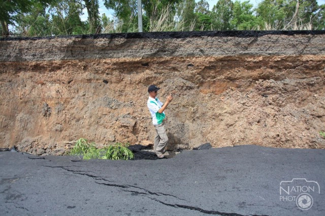 ภาพชุดถนนเลียบคลองระพีพัฒน์ "ทรุดตัว"