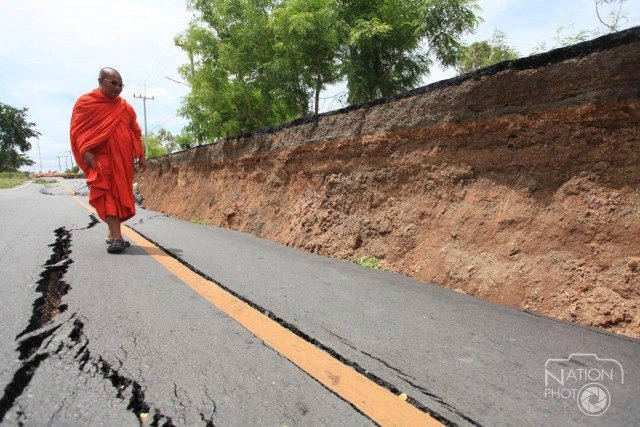 ภาพชุดถนนเลียบคลองระพีพัฒน์ "ทรุดตัว"