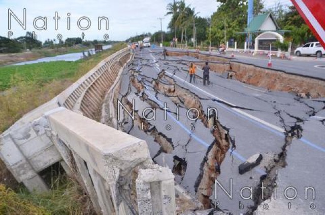 ถนนทรุดตัวอีก สายลาดบัวหลวง-ไม้ตรา "ลึกกว่า 2 เมตร"