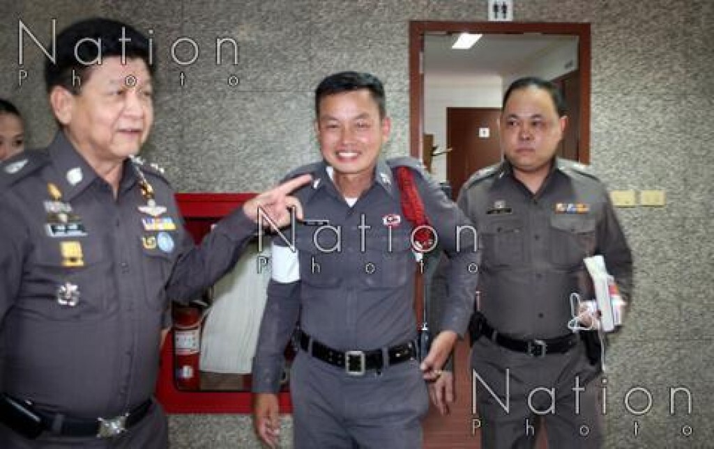 นำตัว "ตร.จราจร"ชี้แจงหลังถูกถ่ายคลิปพฤติกรรมคล้ายเมา นำตัว "ตร.จราจร"ชี้แจงหลังถูกถ่ายคลิปพฤติกรรมคล้ายเมา