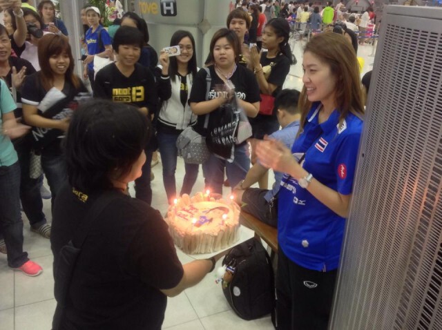 "นุศรา" ปลื้ม แฟนคลับหอบเค้กฉลองวันเกิดก่อนลุยบราซิล
