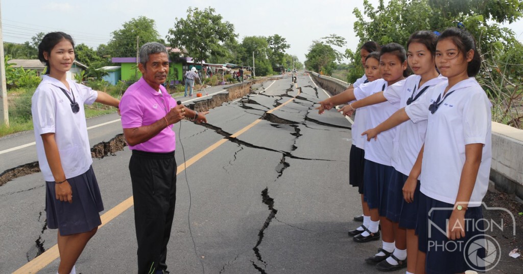 ถนนเลียบคลองระพีพัฒน์"ทรุดขาด" รถผ่านไม่ได้ นร.เดือดร้อนหนัก
