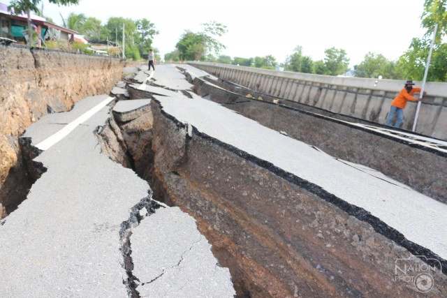 ถนนเลียบคลองระพีพัฒน์"ทรุดขาด" รถผ่านไม่ได้ นร.เดือดร้อนหนัก