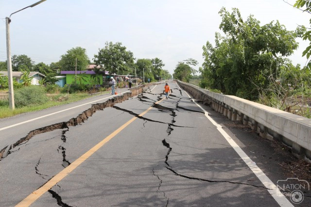 ถนนเลียบคลองระพีพัฒน์"ทรุดขาด" รถผ่านไม่ได้ นร.เดือดร้อนหนัก