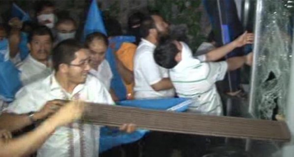 บุกสถานทูตไทยในตุรกี! ไม่พอใจกรณีคนอุยกูร์เข้าเมืองผิดกม บุกสถานทูตไทยในตุรกี! ไม่พอใจกรณีคนอุยกูร์เข้าเมืองผิดกม