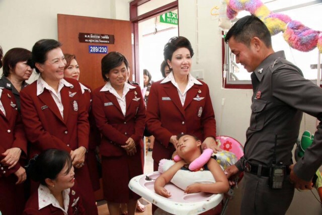 สมาคมแม่บ้านตร.มอบเงินช่วยครอบครัว "ดาบอ้อแอ้"