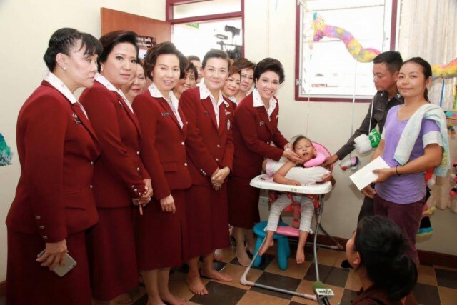 สมาคมแม่บ้านตร.มอบเงินช่วยครอบครัว "ดาบอ้อแอ้"