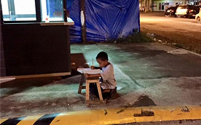 แห่แชร์ภาพ "เด็กปินส์" อาศัยแสงไฟร้านแม็คโดนัลด์ ทำการบ้าน
