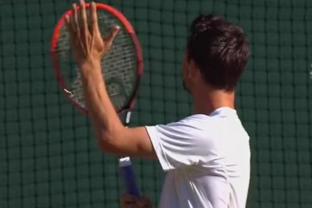 ฮือทั้งสนาม! ช็อตเด็ด "เบ็คแฮม" ชมวิมเบิลดัน คว้าลูกเทนนิสติดมือ