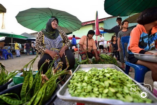 เช้าสดใส กับรอยยิ้มแม่ค้าตลาดนัดเกาะหมี