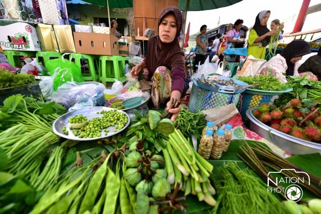 เช้าสดใส กับรอยยิ้มแม่ค้าตลาดนัดเกาะหมี