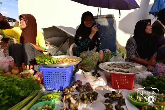 เช้าสดใส กับรอยยิ้มแม่ค้าตลาดนัดเกาะหมี