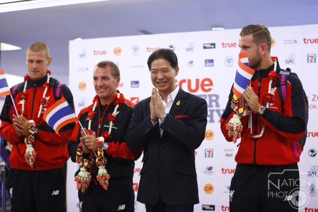 นักเตะหงส์แดงถึงไทยแล้วแฟนบอลแห่ต้อนรับเต็มสุวรรณภูมิ