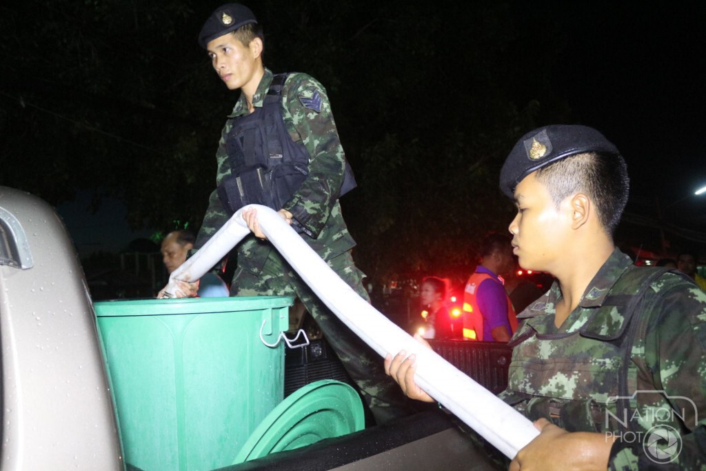 เทศบาล-ทหารนำรถออกแจกน้ำม.กรีนการ์เด้นโฮม ธัญบุรี