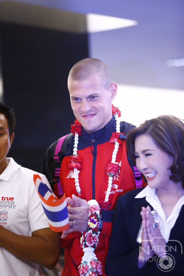 นักเตะหงส์แดงถึงไทยแล้ว แฟนบอลแห่ต้อนรับเต็มสุวรรณภูมิ