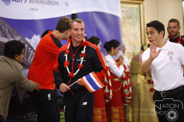 นักเตะหงส์แดงถึงไทยแล้ว แฟนบอลแห่ต้อนรับเต็มสุวรรณภูมิ