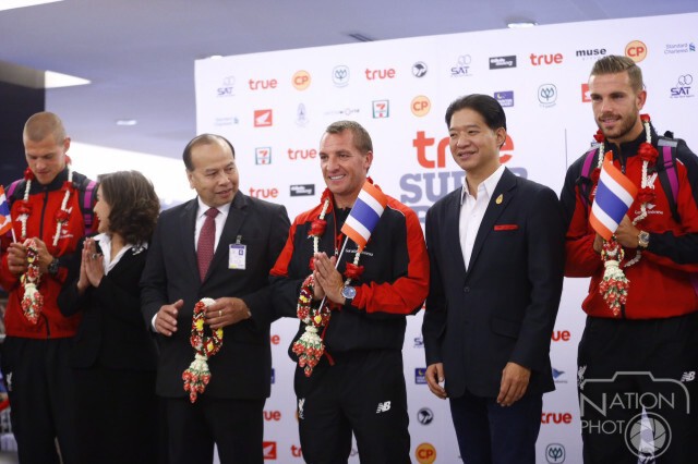 นักเตะหงส์แดงถึงไทยแล้ว แฟนบอลแห่ต้อนรับเต็มสุวรรณภูมิ