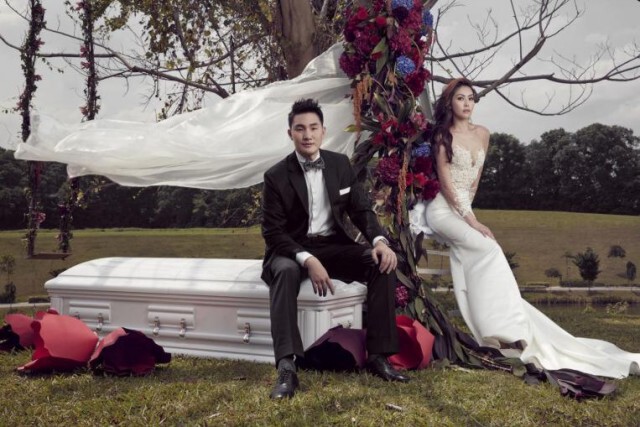 ฮือฮา "คู่รักสิงคโปร์" ถ่ายพรีเวดดิ้งกับ "โลงศพ"
