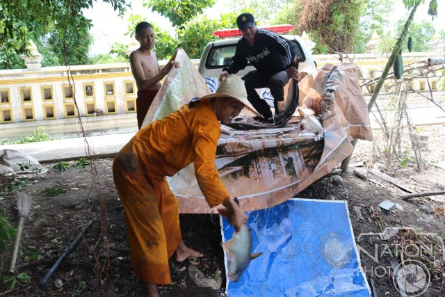 ชาวบ้านช่วยจับปลา"หน้าวัด"ปล่อยแหล่งน้ำธรรมชาติ  หลังภัยแล้งทำน้ำในคลองแห้งขอด
