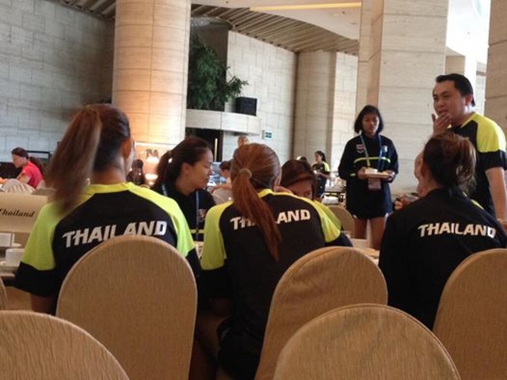 ชมภาพชุดตบวอลเลย์สาวไทย กินอาหารเช้าเติมพลังก่อนไปสนามซ้อม ชมภาพชุดตบวอลเลย์สาวไทย กินอาหารเช้าเติมพลังก่อนไปสนามซ้อม