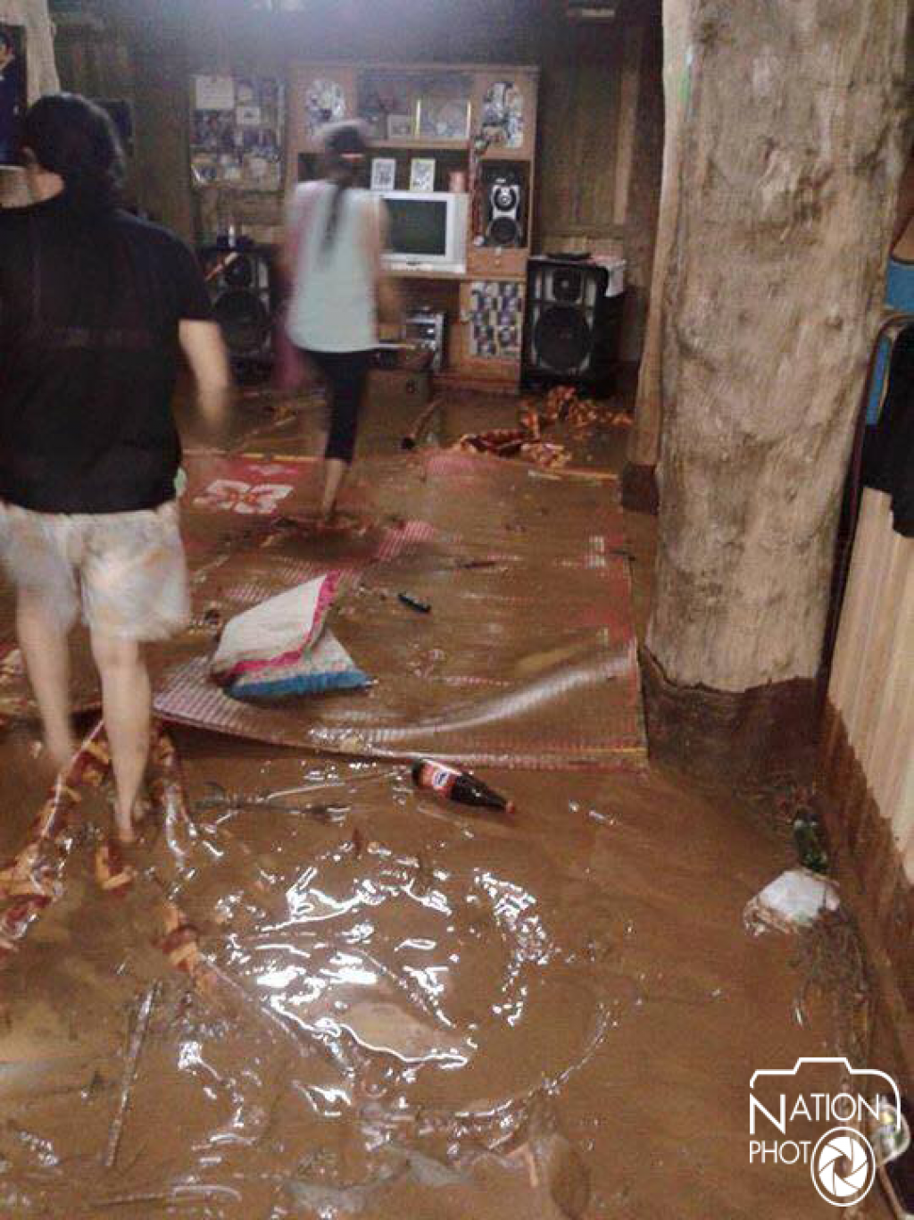 แพร่ฝนตกหนัก น้ำป่าซัด "อ่างดินแตก" พระ-ชาวบ้านขนของหนีจ้าละหวั่น แพร่ฝนตกหนัก น้ำป่าซัด "อ่างดินแตก" พระ-ชาวบ้านขนของหนีจ้าละหวั่น