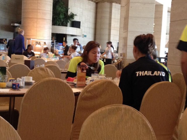 ชมภาพชุดตบวอลเลย์สาวไทย กินอาหารเช้าเติมพลังก่อนไปสนามซ้อม