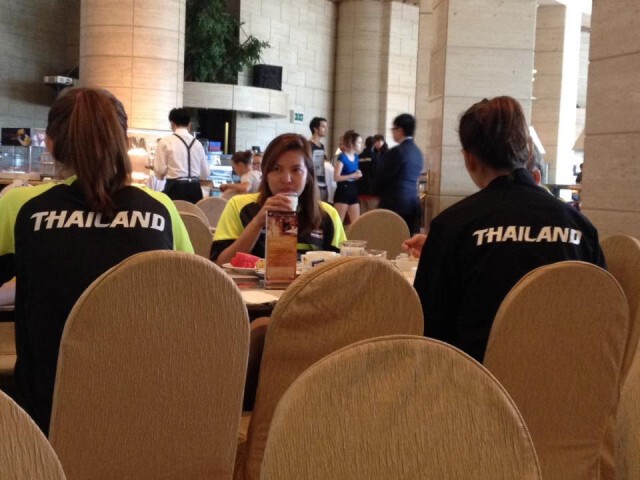 ชมภาพชุดตบวอลเลย์สาวไทย กินอาหารเช้าเติมพลังก่อนไปสนามซ้อม