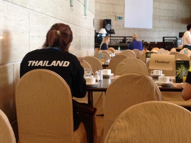 ชมภาพชุดตบวอลเลย์สาวไทย กินอาหารเช้าเติมพลังก่อนไปสนามซ้อม
