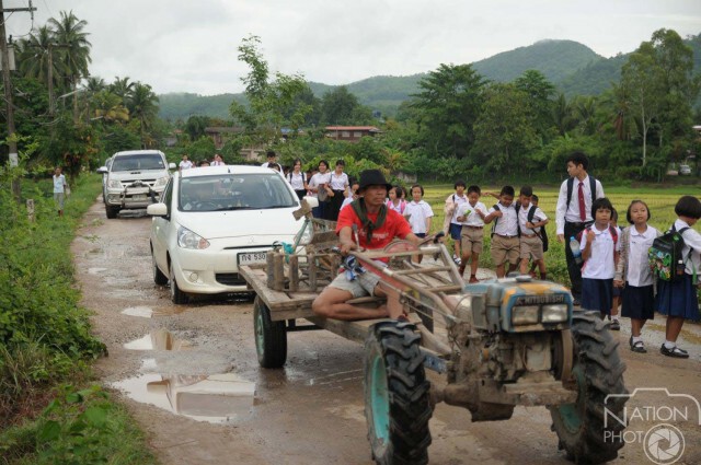 ครู-นร."สุดทน" ร้องถนนอัปยศ เดินไปโรงเรียนลำบากมาก