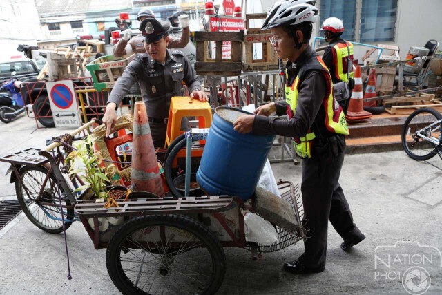 ลุย... "สายตรวจซาเล้ง" ตระเวนเก็บ-ยึดสิ่งของกีดขวางช่องจราจร
