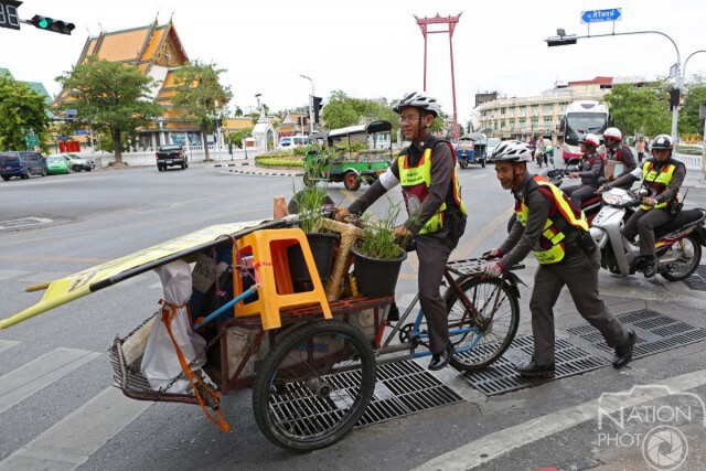 ลุย... "สายตรวจซาเล้ง" ตระเวนเก็บ-ยึดสิ่งของกีดขวางช่องจราจร