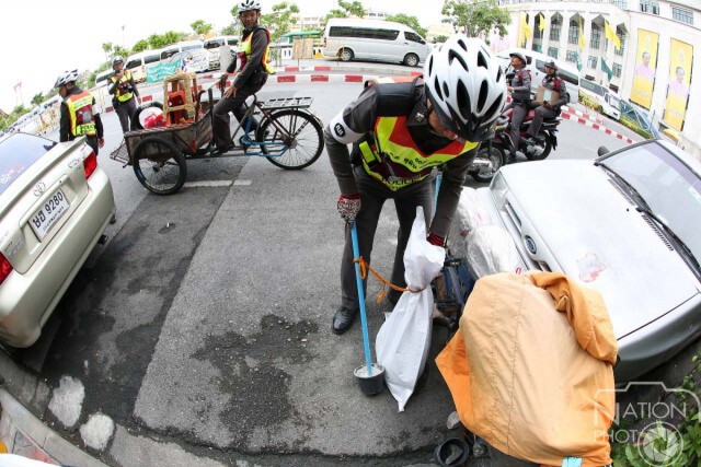 ลุย... "สายตรวจซาเล้ง" ตระเวนเก็บ-ยึดสิ่งของกีดขวางช่องจราจร