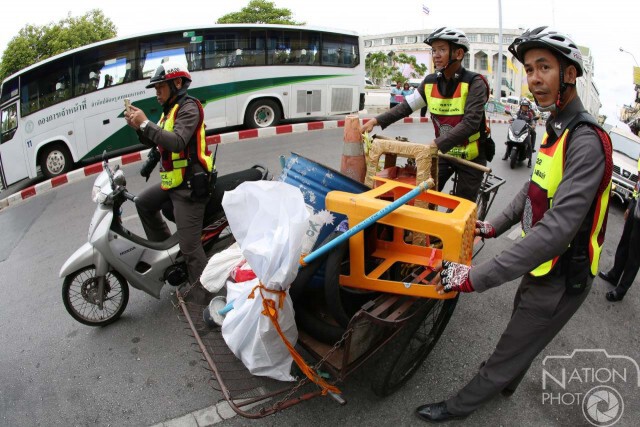 ลุย... "สายตรวจซาเล้ง" ตระเวนเก็บ-ยึดสิ่งของกีดขวางช่องจราจร