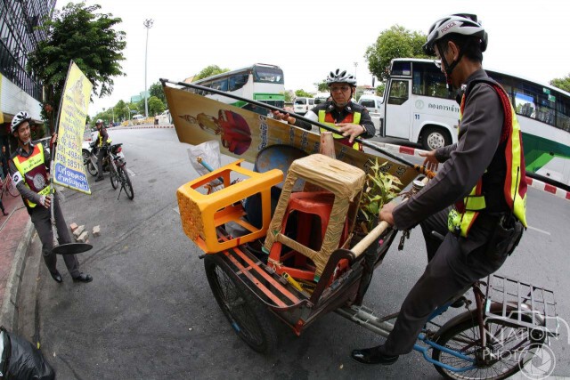 ลุย... "สายตรวจซาเล้ง" ตระเวนเก็บ-ยึดสิ่งของกีดขวางช่องจราจร