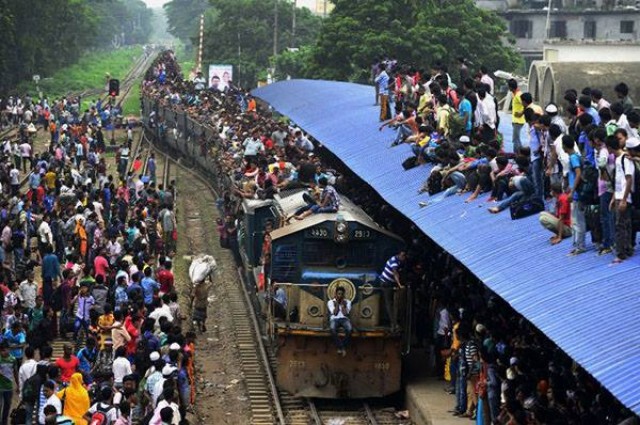ชมบรรยากาศชาวบังคลาเทศกลับบ้านช่วงสิ้นสุด "เดือนรอมฎอน"