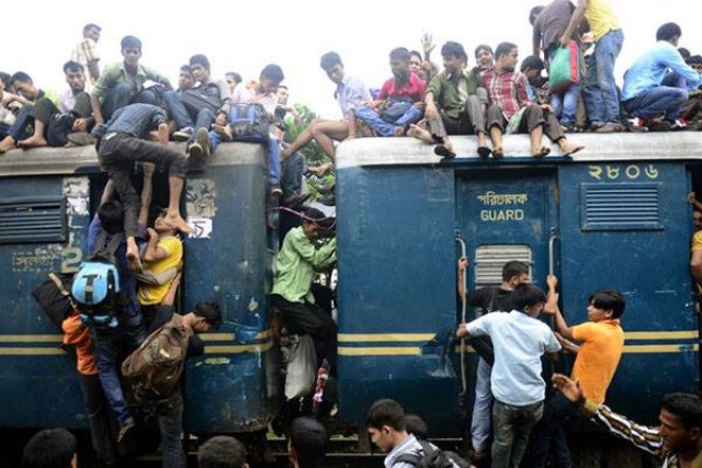 ชมบรรยากาศชาวบังคลาเทศกลับบ้านช่วงสิ้นสุด "เดือนรอมฎอน"