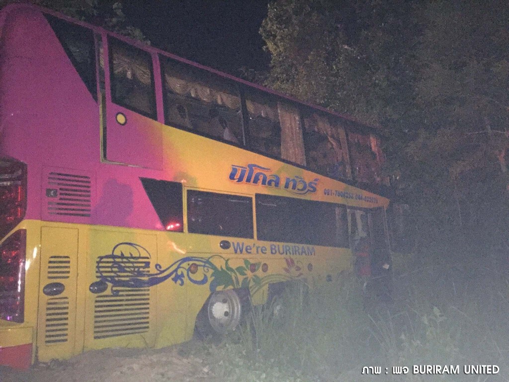 รถบัส"กองเชียร์บุรีรัมย์" ยางระเบิดตกข้างทาง บาดเจ็บกว่า 40 คน รถบัส"กองเชียร์บุรีรัมย์" ยางระเบิดตกข้างทาง บาดเจ็บกว่า 40 คน